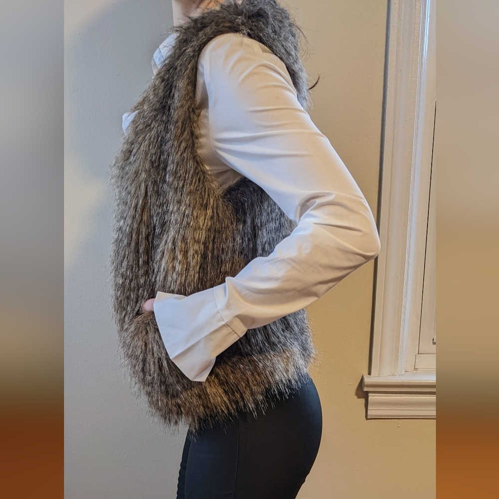 H&M Women’s Beige Stylish Lightweight Faux Fur Vest. Size 4 - Picture 2 of 11